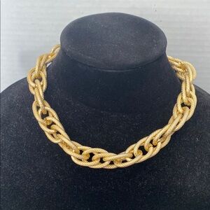 Luxurious Gold Chain Necklace with Bold Interlocking Links